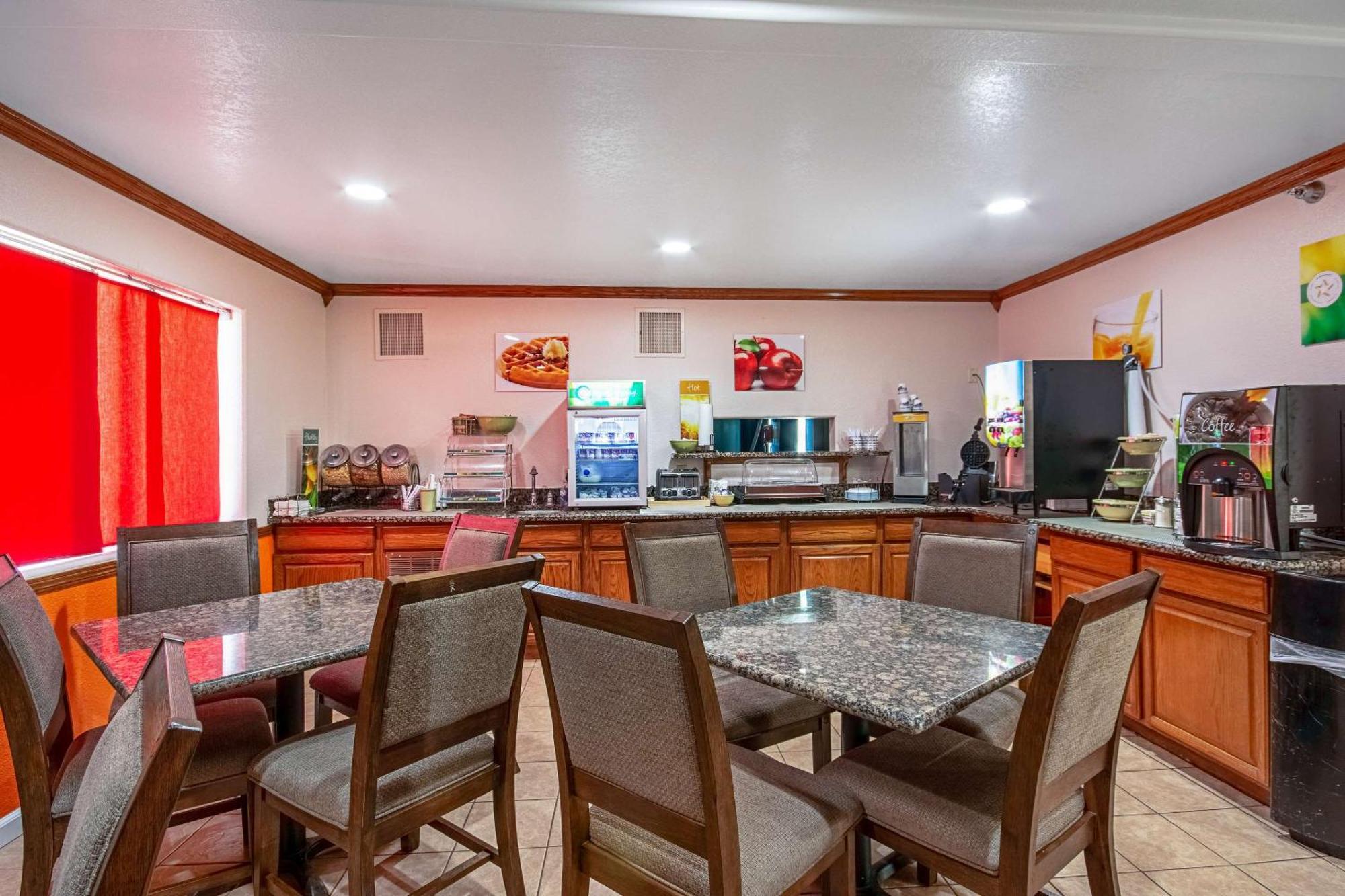 Quality Inn Dodge City Bagian luar foto