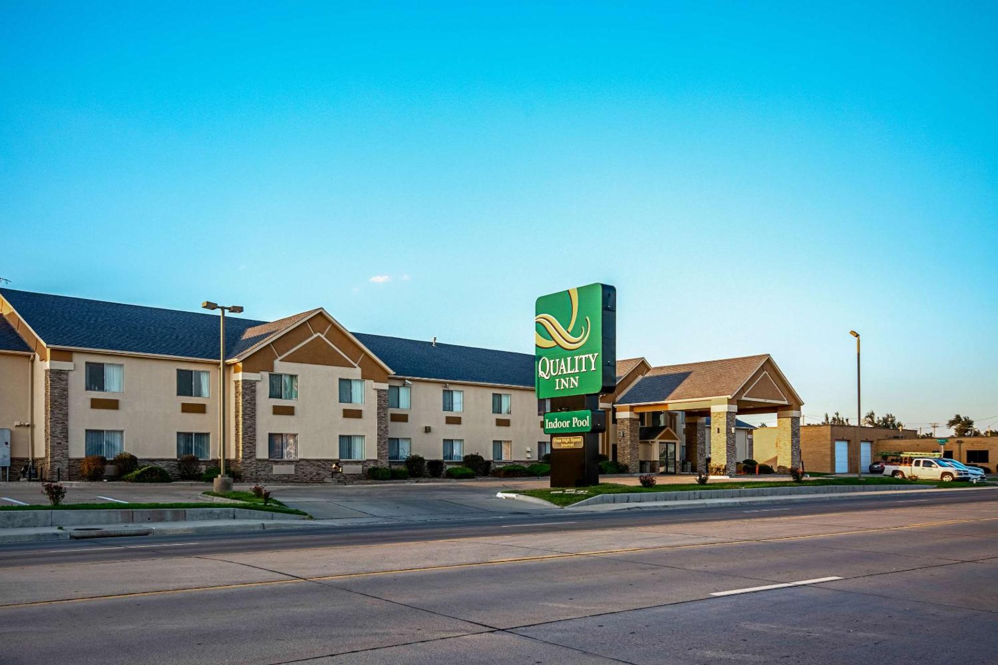 Quality Inn Dodge City Bagian luar foto