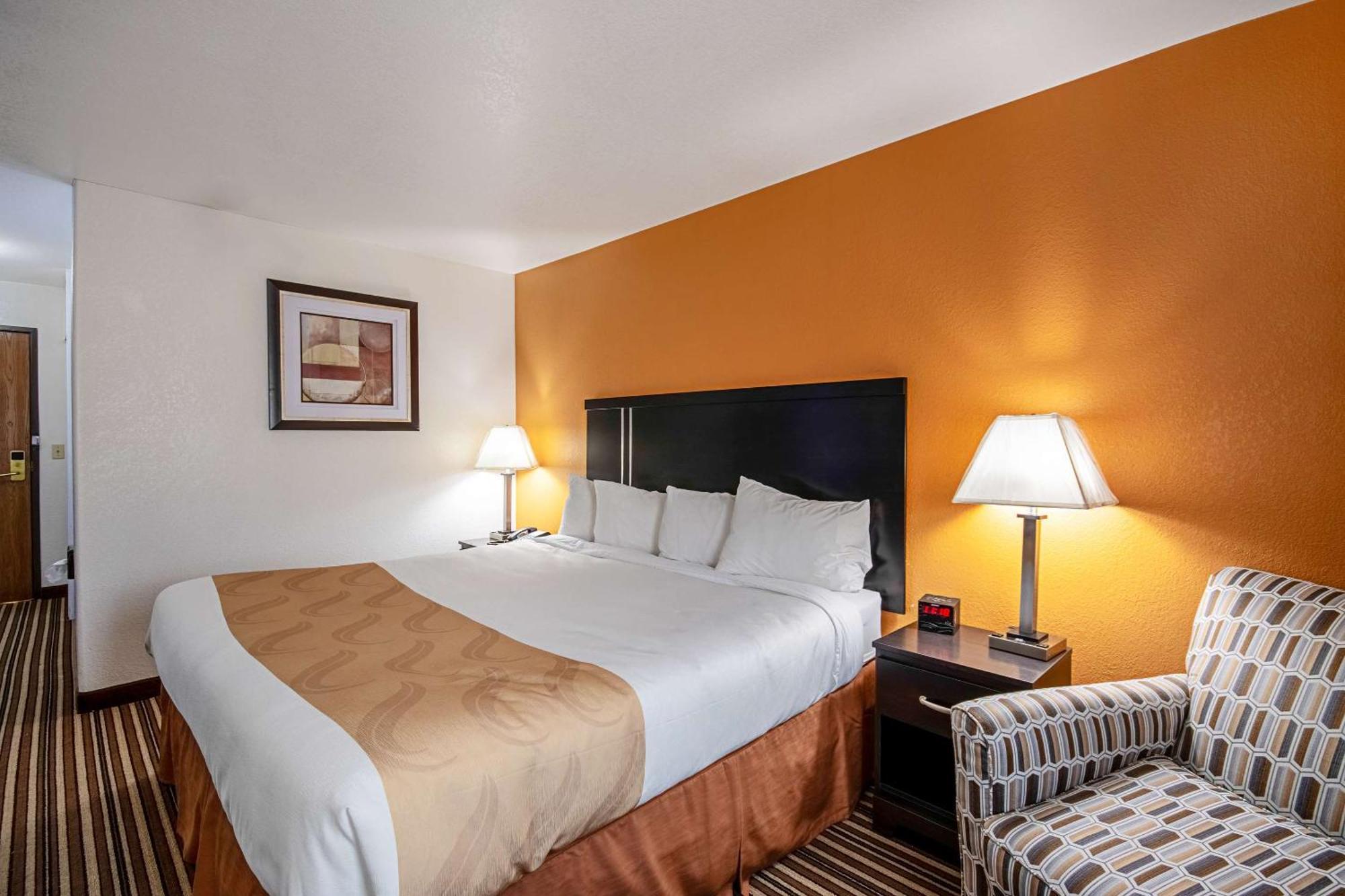 Quality Inn Dodge City Bagian luar foto