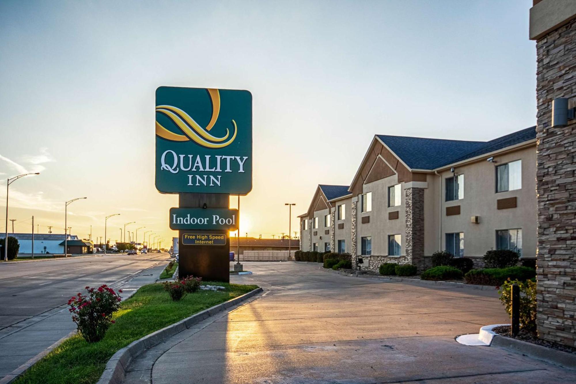 Quality Inn Dodge City Bagian luar foto