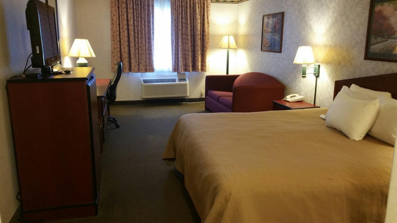 Quality Inn Dodge City Bagian luar foto