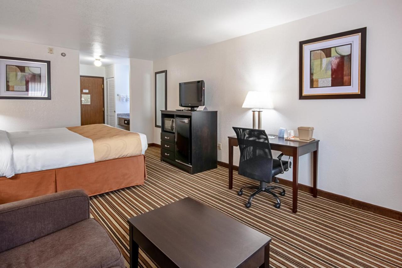 Quality Inn Dodge City Bagian luar foto