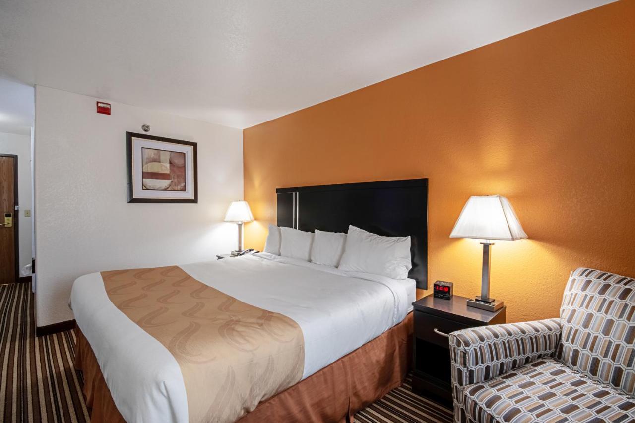Quality Inn Dodge City Bagian luar foto