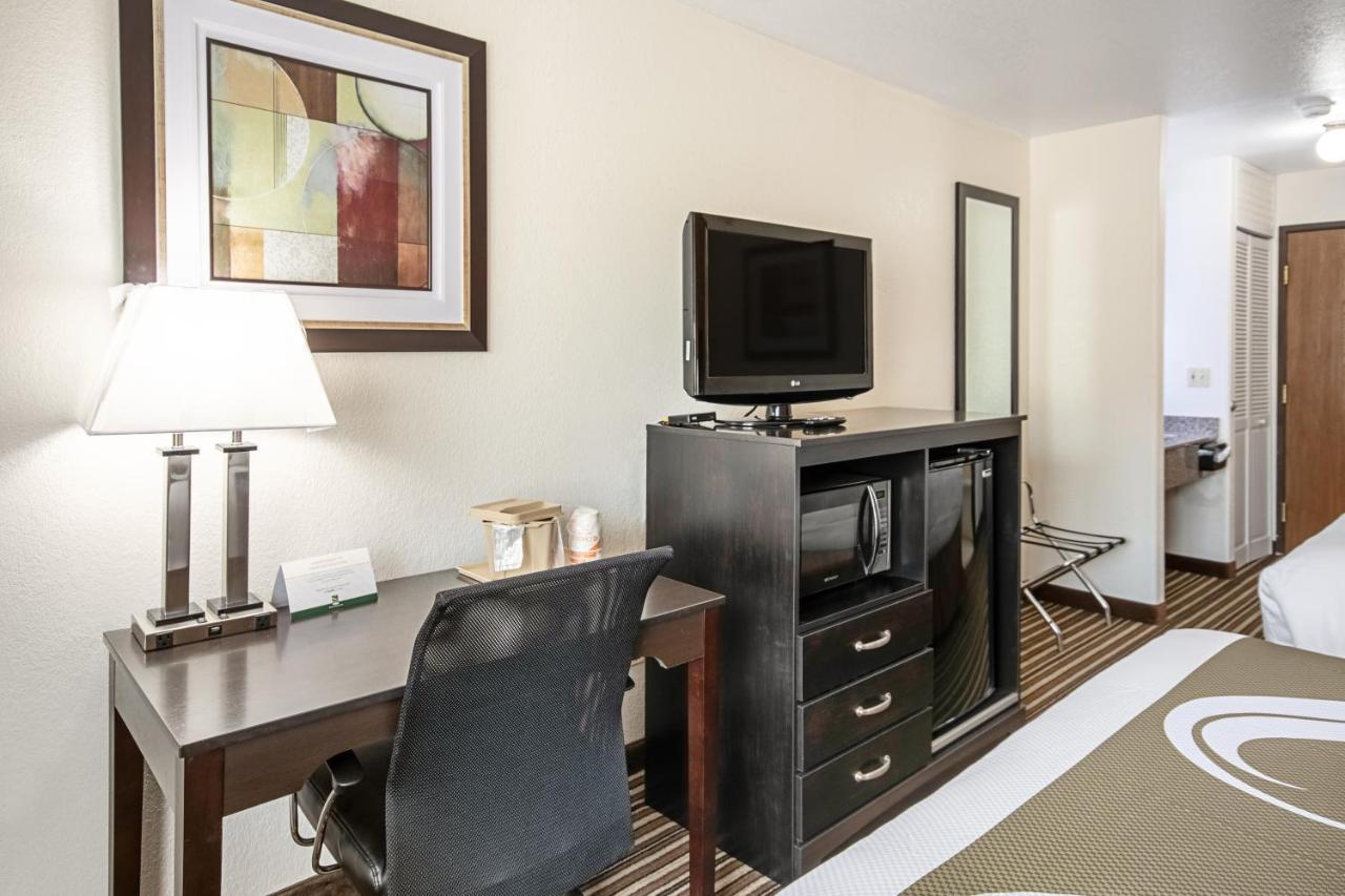 Quality Inn Dodge City Bagian luar foto