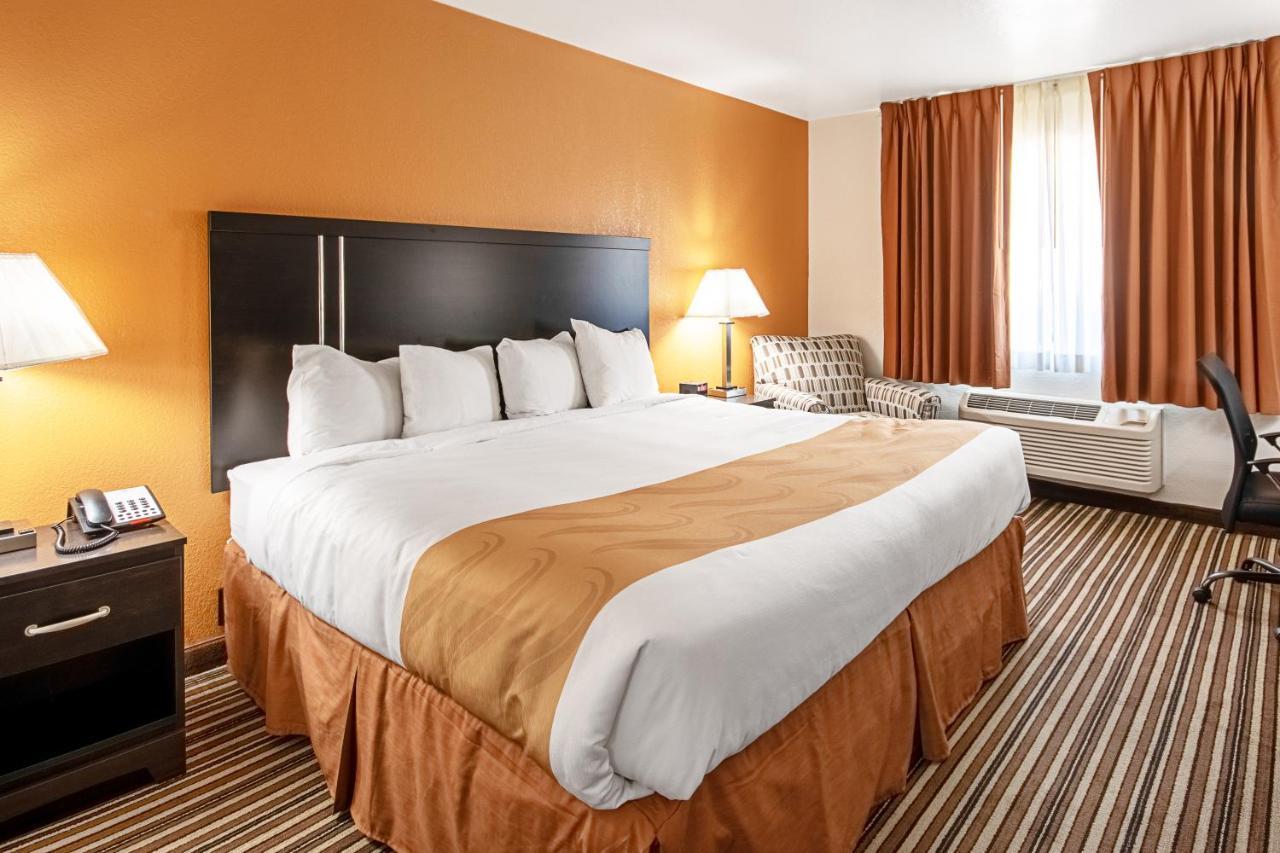 Quality Inn Dodge City Bagian luar foto