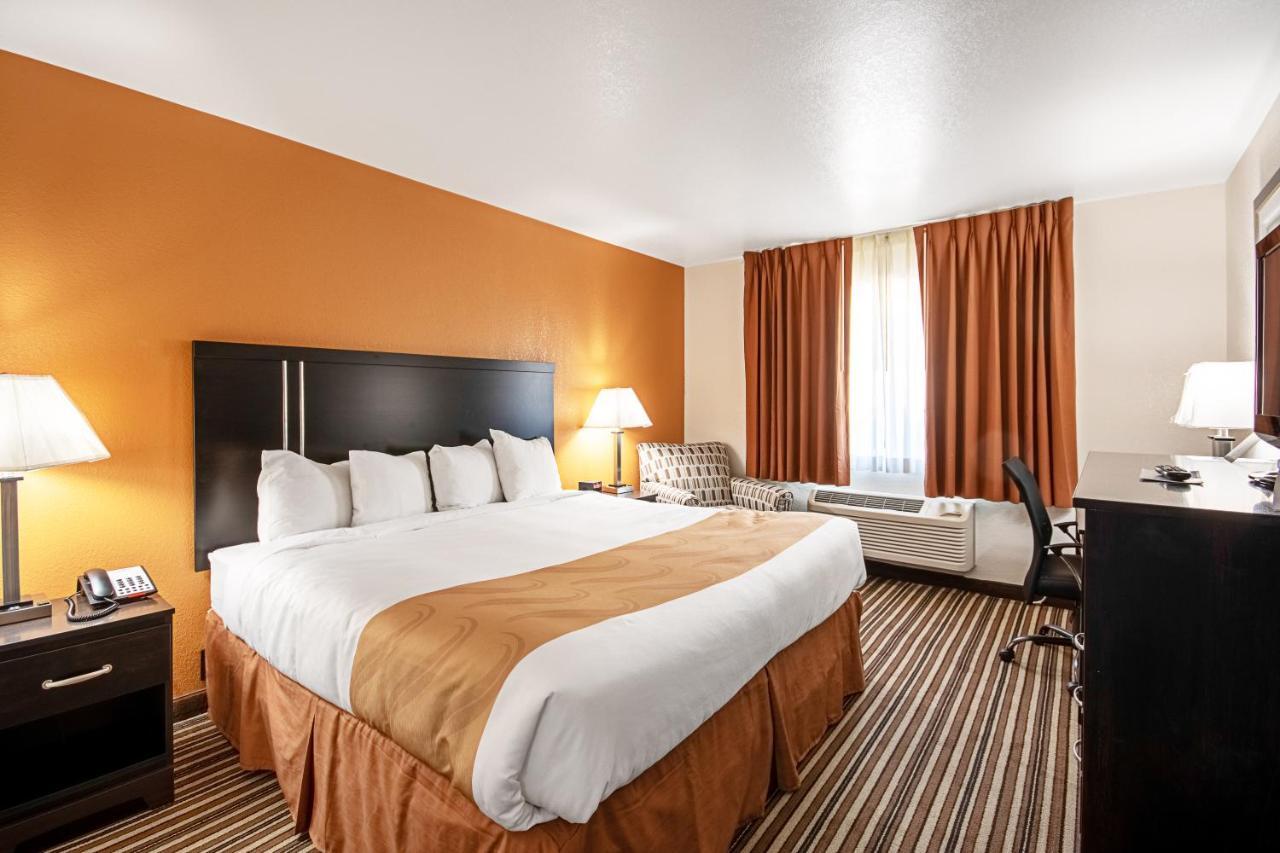 Quality Inn Dodge City Bagian luar foto