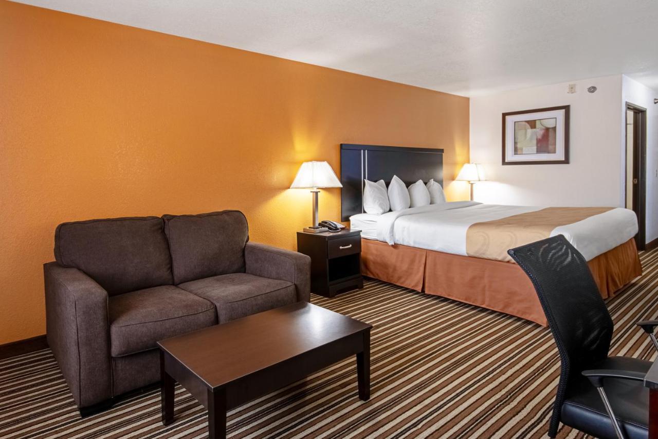 Quality Inn Dodge City Bagian luar foto