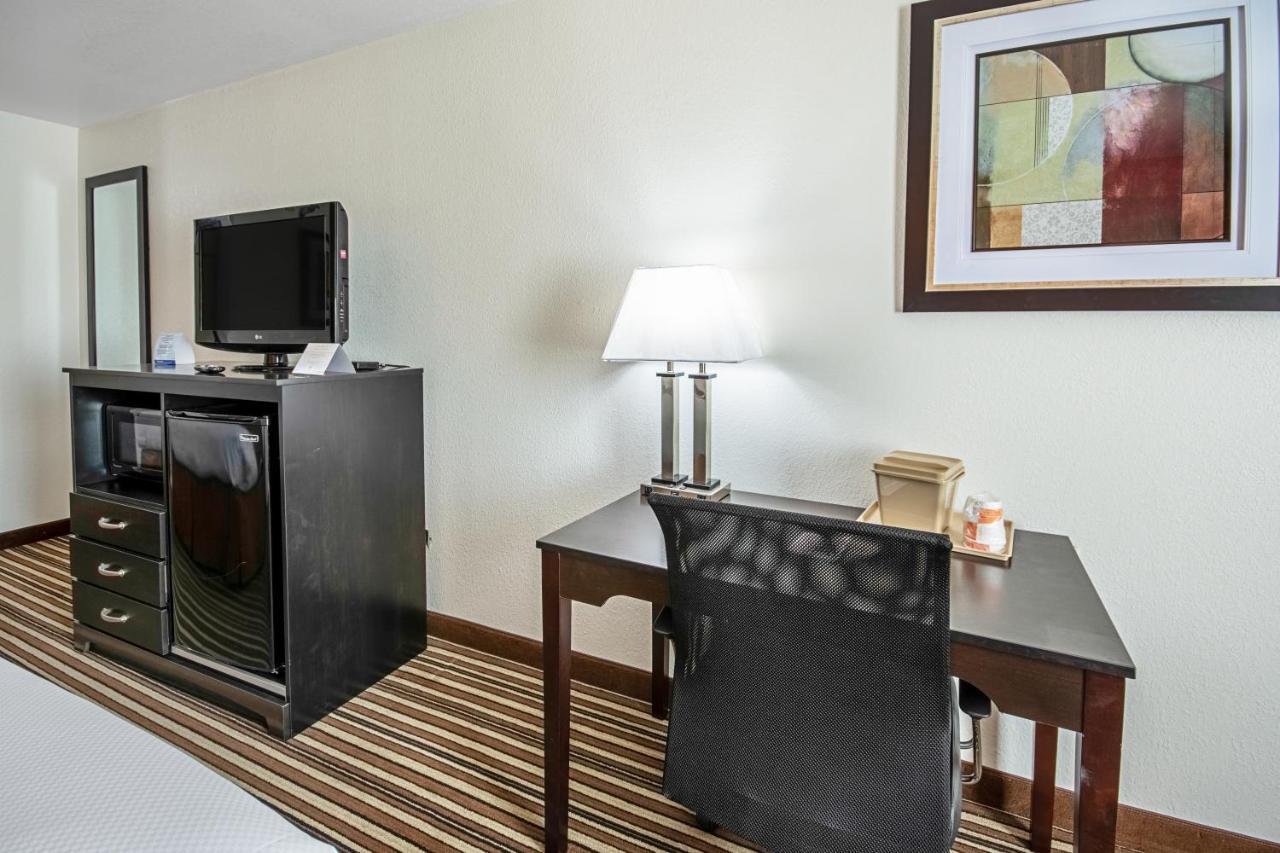 Quality Inn Dodge City Bagian luar foto