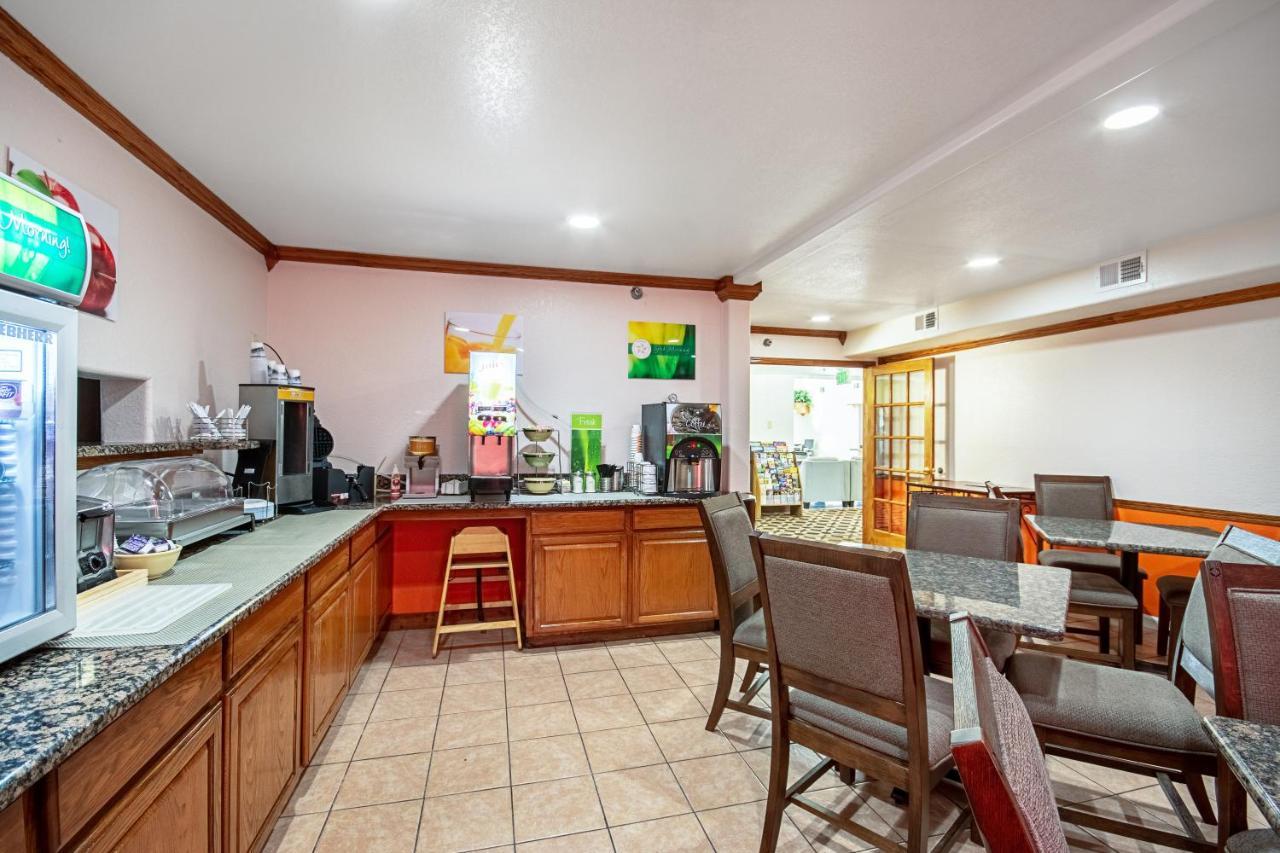 Quality Inn Dodge City Bagian luar foto