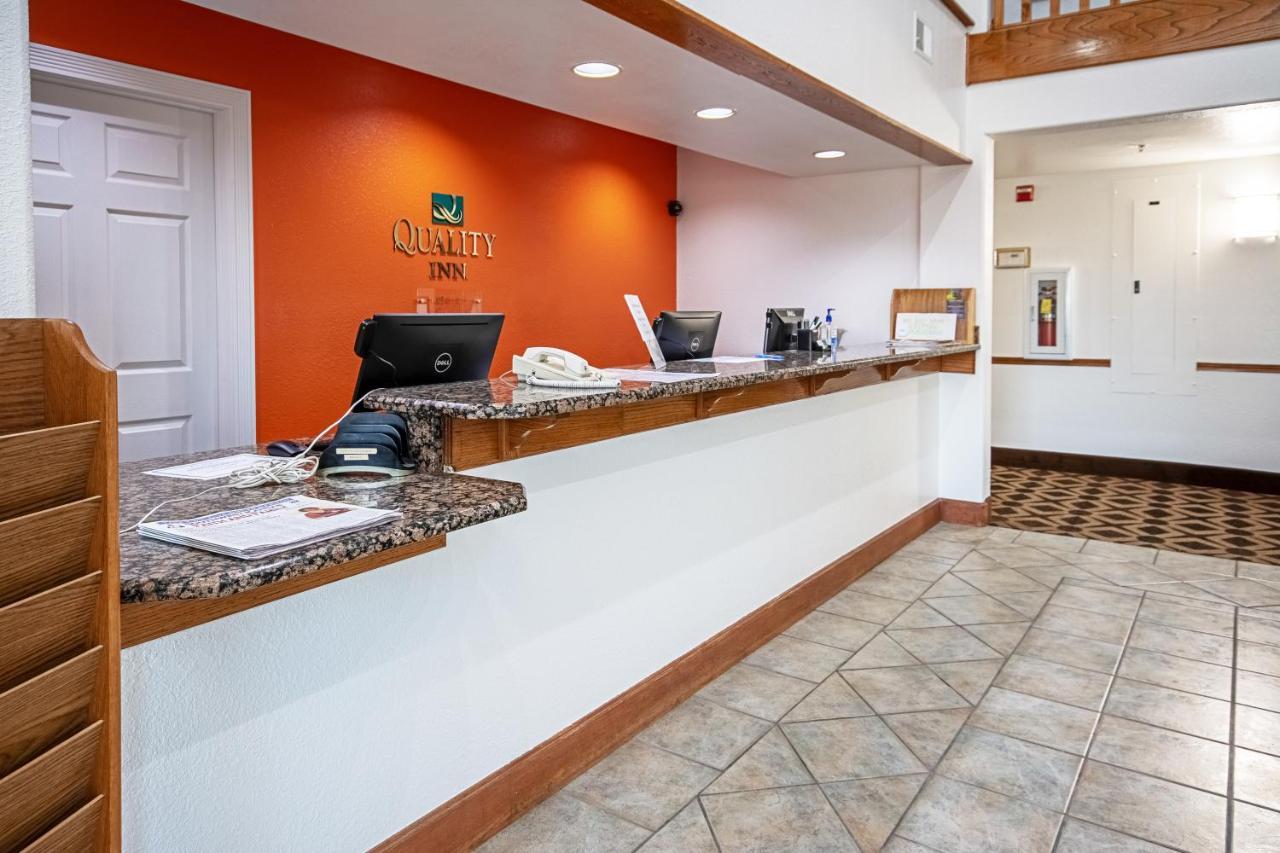 Quality Inn Dodge City Bagian luar foto