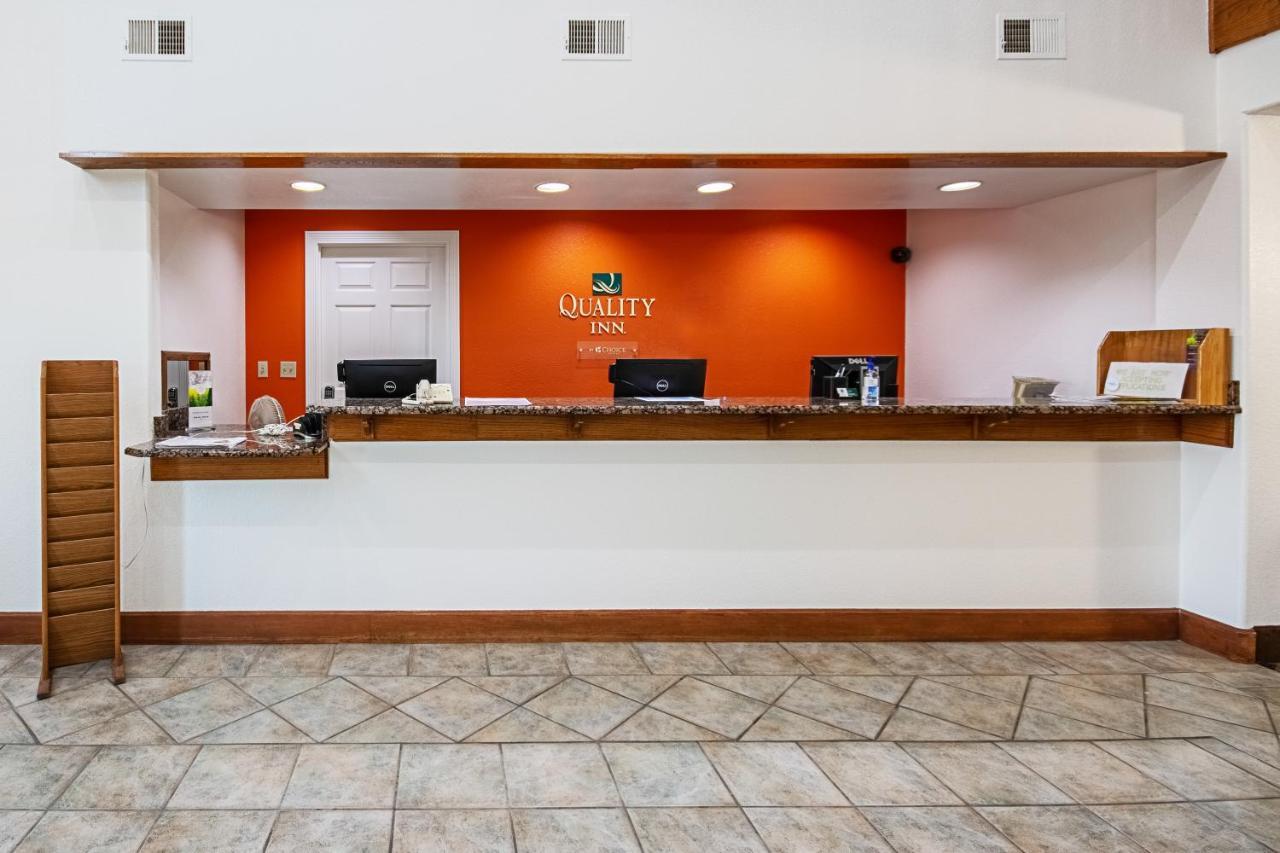 Quality Inn Dodge City Bagian luar foto